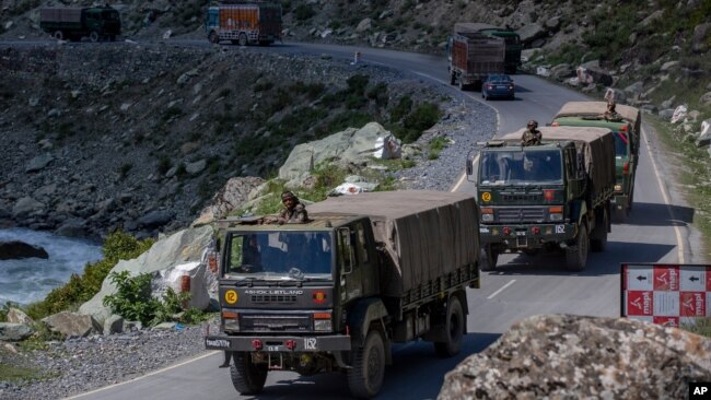 印度边境部队车队行驶在拉达克地区的公路上（2020年9月9日）