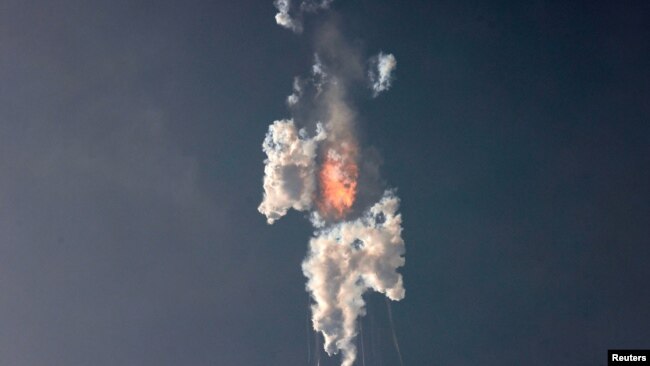 SpaceX's next-generation Starship spacecraft, atop its powerful Super Heavy rocket, explodes after its launch from the company's Boca Chica launchpad on a brief uncrewed test flight near Brownsville, Texas, U.S. April 20, 2023. REUTERS/Joe Skipper