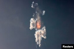 រ៉ុក្កែត Starship មិន​មាន​មនុស្ស​បើក​របស់​ក្រុមហ៊ុន SpaceX ផ្ទុះ​ប៉ុន្មាន​នាទី​ក្រោយ​ពេលហោះ​ឡើង​ពីទម្រ​បង្ហោះ​សាកល្បង​ Boca Chica នៅ​ជិត​ទី​ក្រុង ​Brownsville រដ្ឋ​ Texas សហរដ្ឋ​អាមេរិក​ កាល​ពី​ថ្ងៃ​ទី​២០ ខែ​មេសា ឆ្នាំ​២០២៣។
