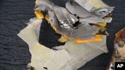 Militares egipcios difunden las primeras imágenes del avión de EgyptAir siniestrado.