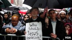 En 2010 decenas de personas se manifestaron en contra de la propuesta de edificar un centro cultural islámico entre la 'zona cero' y el viejo edificio de Park Place de Nueva York.