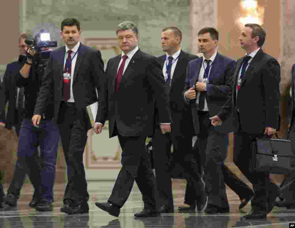 Ukraine President Petro Poroshenko (center) leaves the hall after meeting with President Vladimir Putin in Minsk, Belarus, Aug. 26, 2014.