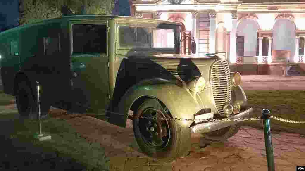 محل کے باہر 1935 کی وہ گاڑی بھی رکھی گئی ہے جسے نواب صادق محمد خان عباسی پنجم نے اپنے سفر حج کے دوران استعمال کیا تھا۔ 