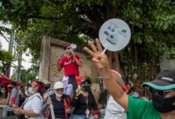 Demonstran pro-demokrasi meneriakkan slogan saat melakukan protes di luar gedung parlemen di Bangkok, Thailand, Kamis, 24 September 2020.