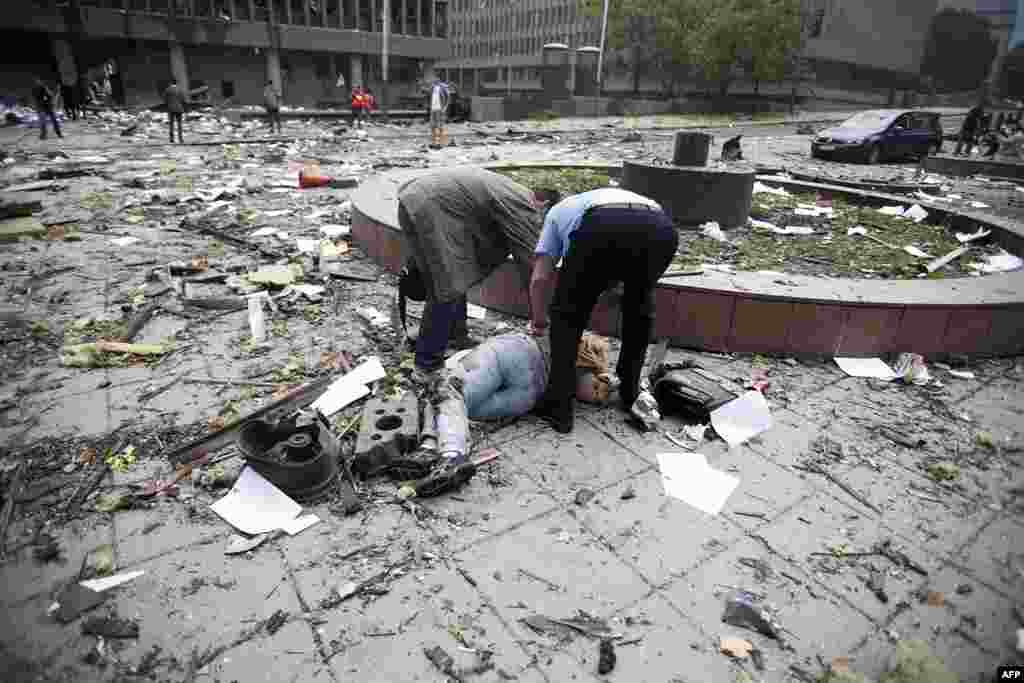 A view shows the aftermath of a blast on a street in Oslo July 22, 2011. A bomb ripped through Oslo's central government district on Friday killing seven people, police said, and hours later a gunman opened fire at a youth camp on a nearby island. REUTERS