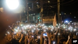 25일 밤 태국 방콕에서 열린 대규모 반정부 집회에서 참가자들이 스마트폰 불을 밝혔다.