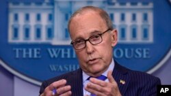 Tổng thống Trump loan báo ông Larry Kudlow bị nhồi máu cơ tim trong một dòng tweet được gửi đi vài phút trước khi ông gặp lãnh tụ Triều Tiên Kim Jong Un ở Singapore hôm thứ Ba.