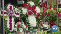 LA의 대표적인 꽃 시장 ‘캘리포니아 플라워 몰’에 장례식용 꽃꽃이들이 전시돼있다.