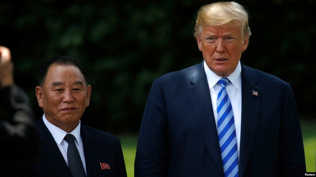 Presiden Amerika Donald Trump berpose dengan utusan Korea Utara Kim Yong Chol (kiri) setelah pertemuan di Gedung Putih, hari Jumat (1/6),