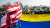 Відповідно до результатів опитування, серед американців значно зросла частка скептиків щодо допомоги Україні. Фото для ілюстрації: AP, прапори США та України
