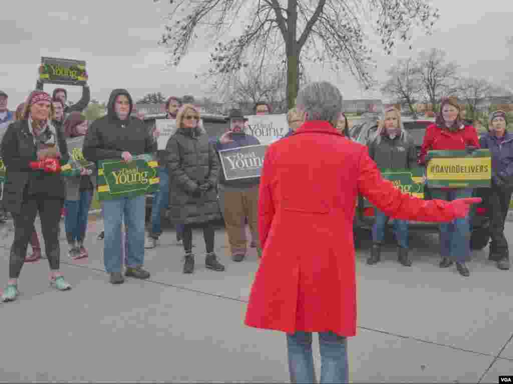 爱奥华州联邦参议员乔尼·恩斯特(Joni Ernst)为本党候选人鼎力助选(美国之音方正拍摄)