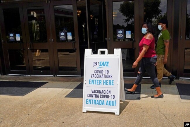 Para mahasiswa berjalan ke tempat vaksinasi COVID-19 di Auditorium Rose E. McCoy di kampus Jackson State University di Jackson, AS, 27 Juli 2021. (Foto: AP)