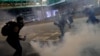 Imágenes de Reuters muestran lo que describieron como gases lacrimógenos disparados sin apenas advertir a los manifestantes en Hong Kong, el miércoles 14 de agosto de 2019.