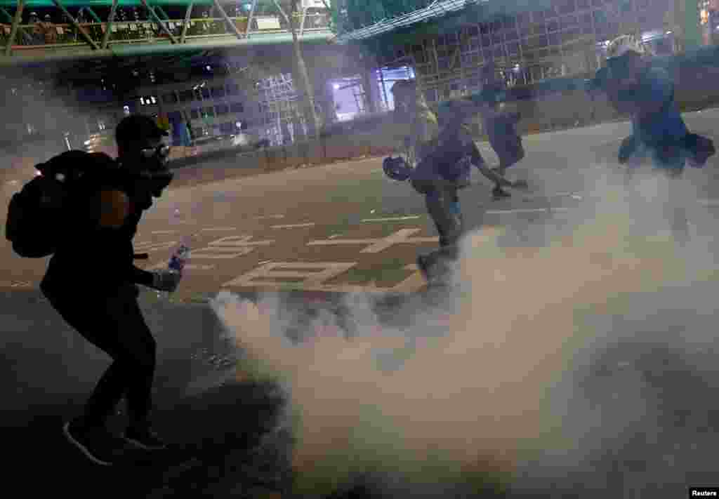 Las manifestaciones se han tornado cada vez más violentas y han sumido al centro financiero asiático en su crisis política más grave en décadas.