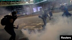 Imágenes de Reuters muestran lo que describieron como gases lacrimógenos disparados sin apenas advertir a los manifestantes en Hong Kong, el miércoles 14 de agosto de 2019.