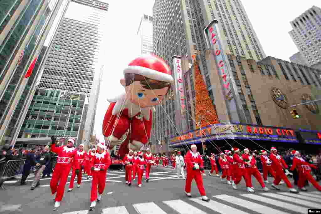 El globo Elf on the Shelf también hizo presencia en uno de los desfiles más importantes de la ciudad de Nueva York.