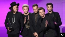 Harry Styles (izquierda), Niall Horan, Liam Payne, Louis Tomlinson and Zayn Malik del grupo británico One Direction aceptan el premio a la mejor banda pop-rock de los American Music Awards.