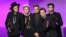 Harry Styles (izquierda), Niall Horan, Liam Payne, Louis Tomlinson and Zayn Malik del grupo británico One Direction aceptan el premio a la mejor banda pop-rock de los American Music Awards.