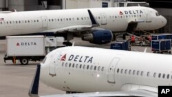 ARCHIVO - Un avión de Delta Air Lines sale de la puerta, el 12 de julio de 2021, en el Aeropuerto Internacional Logan en Boston