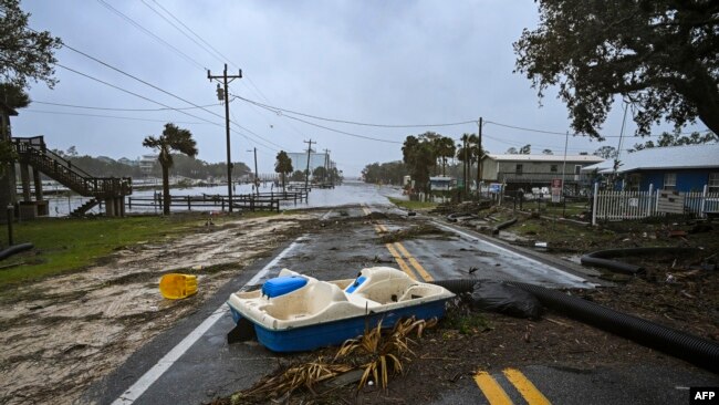 Florida'daki Steinhatchee kasabasından kasırga sonrası manzarayı yansıtan bir görüntü.