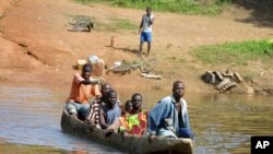 Des réfugiés ivoiriens traversent la rivière Cestos dans la ville frontalière libérienne de Butuo, Côte d’Ivoire, 19 novembre 2004. 