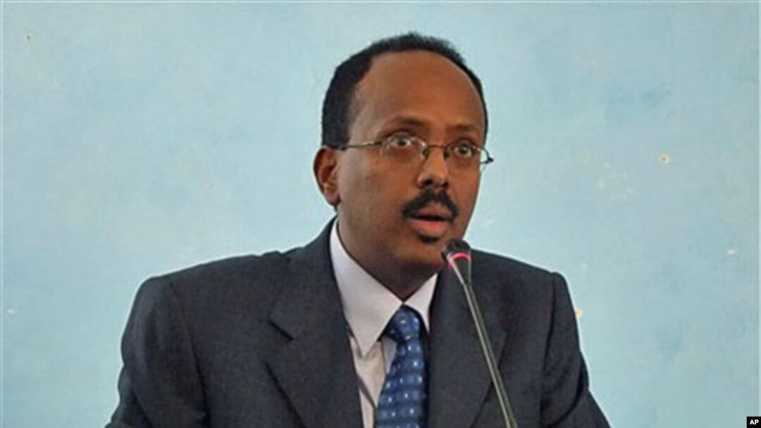Somali Prime Minister Mohamed Abdullahi Mohamed addresses officials after his swearing in ceremony at the Presidential residence in Mogadishu, Somalia, November 1, 2010