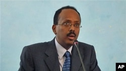 Somali Prime Minister Mohamed Abdullahi Mohamed addresses officials after his swearing in ceremony at the Presidential residence in Mogadishu, Somalia, November 1, 2010