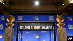 Dos estuatillas del Globo de Oro resgardan el podio para las nominaciones al premio anunciadas el 11 de diciembre de 2017. Los Angeles, California.