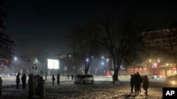 在哈萨克斯坦阿拉木图,人们在发生地震后离开公寓楼,站在街上。(2024年1月22日)