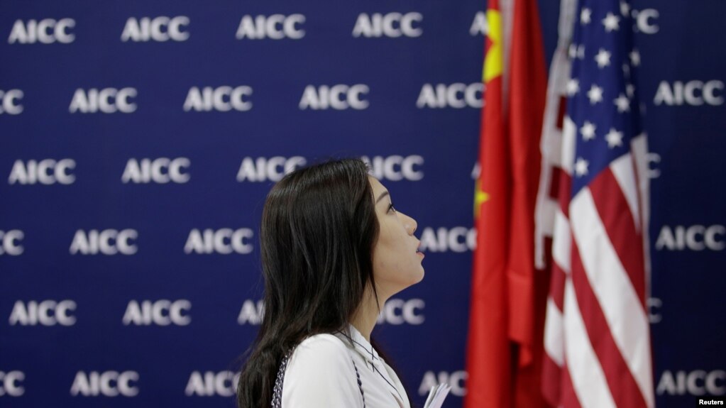 北京举行的2020中国国际服务贸易交易会上美国国际商会展位上的美中国旗 。（2019年5月28日）(photo:VOA)