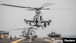 지난해 8월 호르무즈 해협 인근을 항해 중인 미 해군 '박서' 강습상륙함에서 AH-1Z '바이퍼' 공격헬기가 이륙하고 있다. (자료사진)