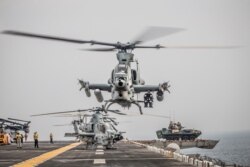 지난 8월 호르무즈 해협 인근 오만해를 항해 중인 미 해군 수륙양용 강습상륙함 박서함(USS Boxer) 갑판에서 벨 AH-1Z 바이퍼가 이륙하고 있다.