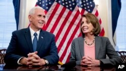 La líder de la minoría demócrata en la Cámara de Representantes, Nancy Pelosi discutió con Mike Pence sobre infraestructura y el cuidado de niños.
