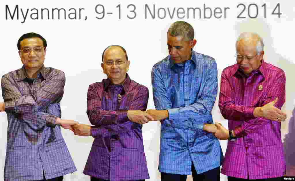 Kiri ke kanan, Perdana Menteri China Li Keqiang, Presiden Myanmar Thein Sein, Presiden AS Barack Obama dan Perdana Menteri Malaysia Najib Razak bergandengan untuk pose foto grup sebelum makan malam di KTT ASEAN ke-25 di Myanmar, 12 November 2014.