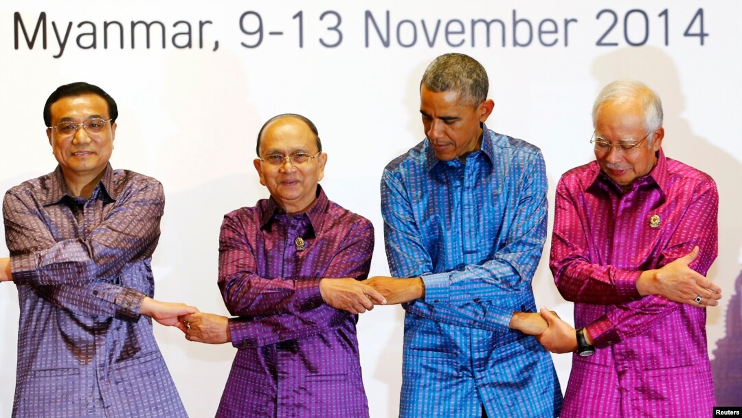 Obama Xitoy, Myanma va Malaysiya vakillari bilan ASEAN sammitida. 12-noyabr 2014-yil 