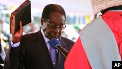 津巴布韋總統穆加貝在8月22日星期四手持聖經宣誓就職。