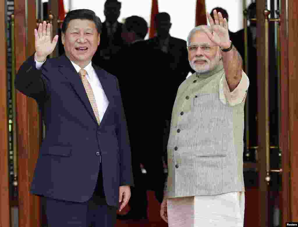 India&#39;s Prime Minister Narendra Modi&nbsp;and China&#39;s President Xi Jinping&nbsp;before their meeting in the western Indian city of Ahmedabad, Sept.&nbsp;17, 2014. 