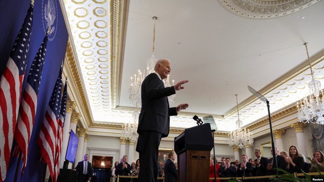 Perezida Joe Biden avugira ijambo mu biro bya Minisiteri y'ububanyi n'Amahanga