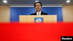 South Korea's Unification Minister Ryoo Kihl-jae releases a government statement during a news conference at the unification ministry in Seoul, April 26, 2013.