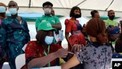 A woman receives an AstraZeneca coronavirus vaccine in Abuja, Nigeria, on Nov 19, 2021. (AP Photo/Gbemiga Olamikan, File)