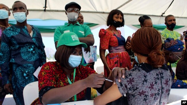 A woman receives an AstraZeneca coronavirus vaccine in Abuja, Nigeria, on Nov 19, 2021. (AP Photo/Gbemiga Olamikan, File)