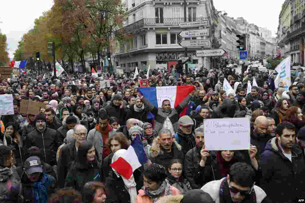 پیرس میں ہونے والے مارچ میں بیشتر مظاہرین نے فرانس کے پرچم اور پلے کارڈز اٹھائے ہوئے ہیں۔