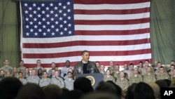 President Barack Obama speaks to troops at a rally during an unannounced visit at Bagram Air Field in Afghanistan, Dec 03, 2010 (file photo)