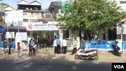 យុវជន​នាំ​គ្នា​ទៅ​ចាក់​វ៉ាក់សាំង​បង្ការ​ជំងឺ​កូវីដ១៩​នៅ​មណ្ឌល​សុខភាព​ផ្សារ​ដើមថ្កូវ​ នៅ​ខណ្ឌ​មានជ័យ រាជធានី​ភ្នំពេញ ថ្ងៃទី០៣ ខែសីហា ឆ្នាំ២០២១។ (លាស់ លីបលីប/វីអូអេ)