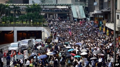 香港连续第四天堵路抗争警方将委任特务警察