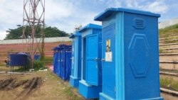 Toilet dan kamar mandi portabel di Stadion Manakarra, Kabupaten Mamuju, Kamis, 28 Januari 2021. (Foto: Yoanes Litha/VOA)