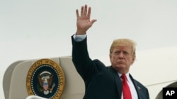 도널드 트럼프 미국 대통령이 22일 뉴저지주 모리스타운시 비행장에서 에어포스 원에 탑승하기 전 기자들에게 손을 흔들어 보이고 있다. 