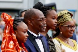 Pemutaran film "Lingui" dalam kompetisi. Sutradara Mahamat-Saleh Haroun dan pemeran Achouackh Abakar dan Rihane Khalil Alio dengan pose tamu. (Foto: REUTERS/Eric Gaillard)