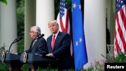 Donald Trump, président des États-Unis, et Jean-Claude Juncker, président de la Commission européenne, parlent des relations commerciales dans le jardin des roses de la Maison-Blanche à Washington, aux États-Unis, le 25 juillet 2018.