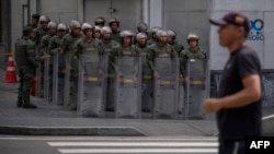 Miembros de la Guardia Nacional Bolivariana custodian las cercanías del palacio federal legislativo en Caracas, Venezuela, el 5 de enero de 2025.